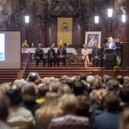 Verleihung des 3. Mainzer Medienpreises an Gundula Gause im Dom.  Von links nach rechts: Weihbischof Dr. Udo Bentz, Künstlerin Nikola Jaensch, Universitätspräsident Prof. Dr. Georg Krausch, Direktorin des Gutenberg-Museums Dr. Annette Ludwig, Preisträgerin Gundula Gause